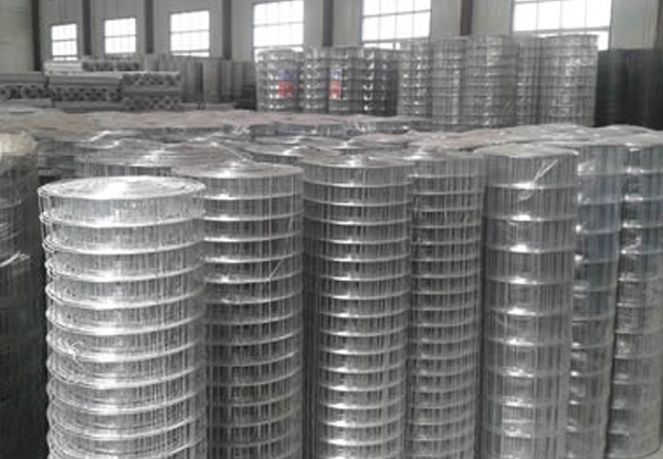 Welded wire mesh roll